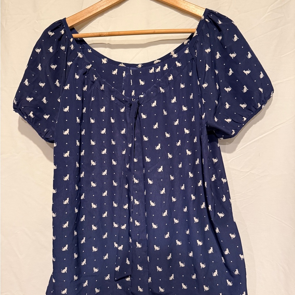 CUTEST ON Size L Cat Print Blouse Adjustable Neckline & Tie/Bow at Back NWOT